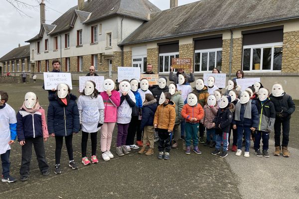 Menacée de fermeture de classe. Les parents dénoncent une carte scolaire qui ne prend en compte que les effectifs, et non les conditions d'apprentissage de leurs enfants.