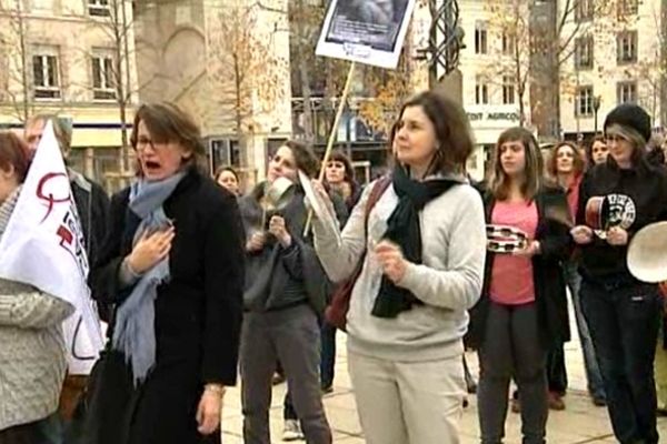 Un peu plus de 100 personnes se sont retrouvées place de Jaude, dimanche après-midi, pour "faire du bruit" afin de briser le silence qui entoure les femmes victimes de violences.