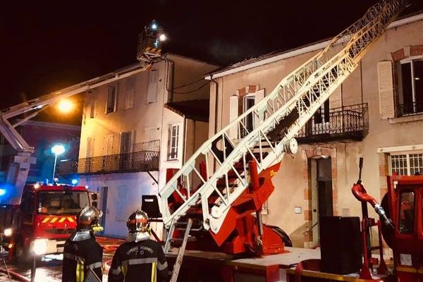 Le feu a pris vers 4 heures du matin dans ce bâtiment de la place Renet à Vesoul. 