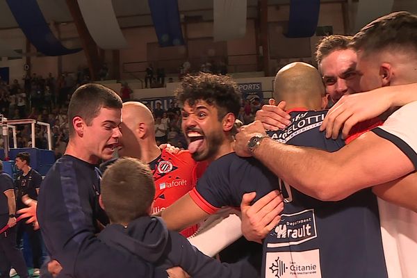 La joie des joueurs du Montpellier Volley après leur qualification ce mercredi 27 avril pour la finale du championnat de France. Une finale qui sera peut-être 100% régionale, si le Narbonne Volley se qualifie samedi dans son dernier match contre Tours.