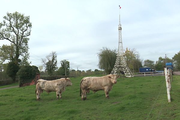 La Tour Eiffel, du moins sa réplique, est connue des habitants de la région de Lugny-lès-Charolles