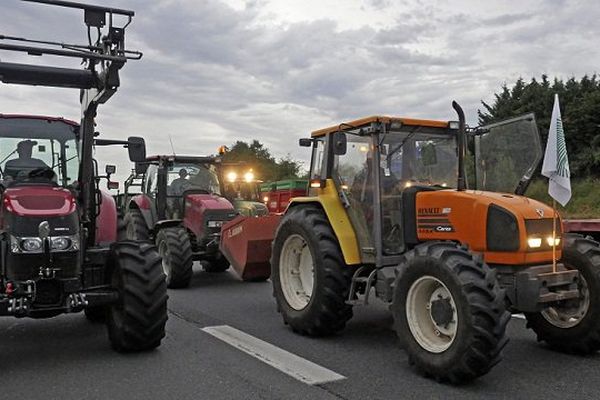 Des centaines d'agriculteurs du Nord-Pas-de-Calais ont investi avec leurs engins l'autoroute A1 mardi soir, afin de bloquer l'autoroute dans les deux sens.