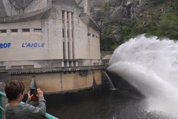 Une visite publique était organisée le 6 octobre 2024 pour présenter le fonctionnement du barrage de l'Aigle et les mesures de précautions à observer dans son périmètre.