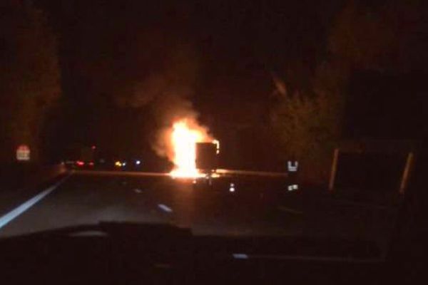 Le camion en feu sur l'A6, ce matin, à hauteur de Beaune.