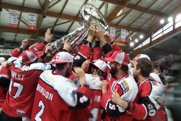 la coupe de la ligue magnus dans les mains. les Diables rouges remportent la victoire à domicile face à Angers 5 à 1