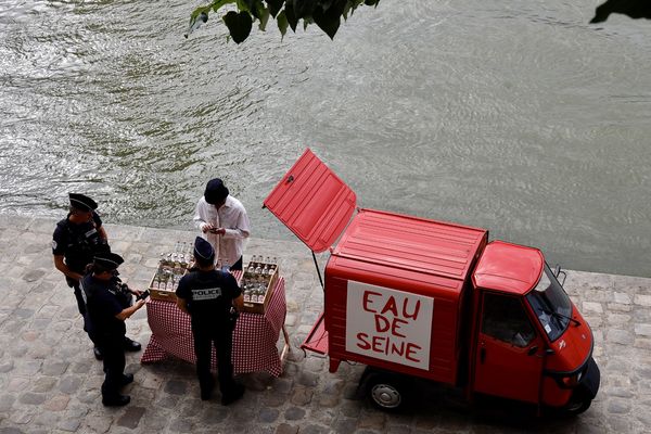 James Colomina et son complice ont installé leur stand de mise en vente au bord de la Seine : une installation qui aura duré deux heures avant l'intervention de la police.