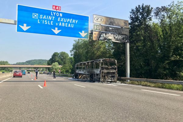 La carcasse calcinée du bus sur l'A43, samedi 12 juin. 