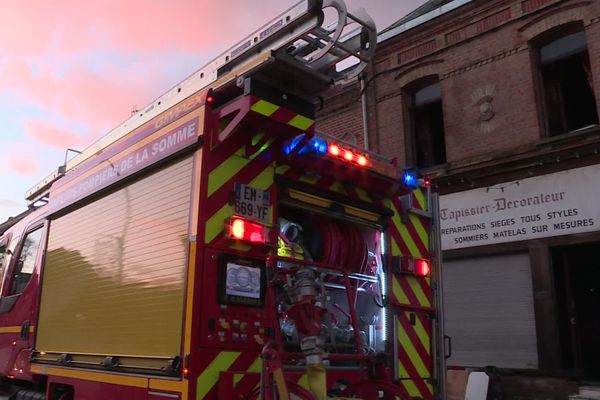 D'importants moyens ont été déployés pour circonscrire l'incendie de l'ancien atelier de tapisserie-décoration de l'avenue Louis-Blanc à Amiens qui a causé la mort de deux personnes le mardi 29 décembre 2020