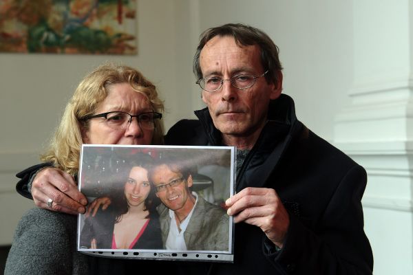 Christophe Bourseau, le père d'Eva Bourseau montrant une photo de sa fille au moment du procès devant la cour d'Assises de Haute-Garonne en décembre 2018.