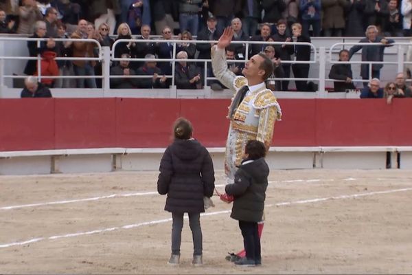 Arles, 31 mars 2018. Juan Bautista et ses enfants, Luiza et Louis, saluent Luc Jalabert disparu quelques jours auparavant.