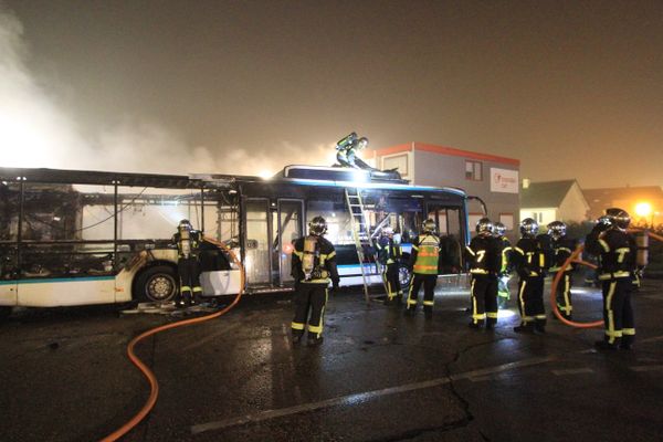 Le feu a démarré peu après 6h, mercredi 23 octobre 2024, sur un bus roulant au gaz, stationné à son dépôt à Rennes.