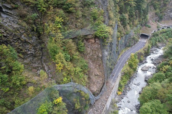 Les grillages de sécurisation ont été arrachés par la chute des roches.