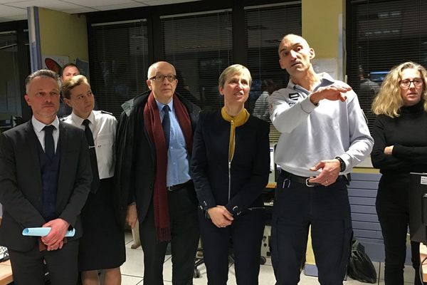 Fabienne Buccio, préfète de Seine-Maritime, accompagnée d'Yvon Robert, maire de Rouen, en visite dans le centre de commandement de la direction départementale de sécurité publique de Seine-Maritime (DDSP76)