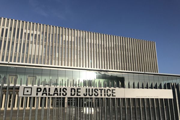 Soupçonné d'avoir tué sa conjointe, un homme de 46 ans, résidant à Ifs (14), est actuellement présenté à un juge d'instruction du Tribunal judiciaire de Caen. 