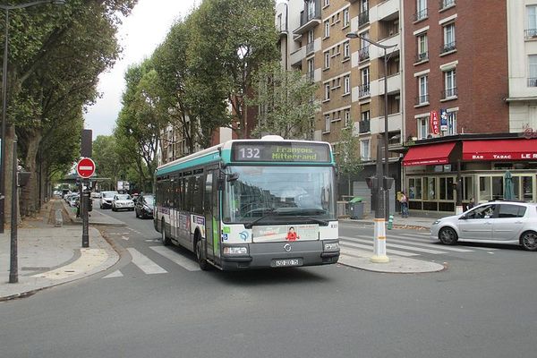 Un bus de la ligne 132 à destination de la bibliothèque François Miterrand