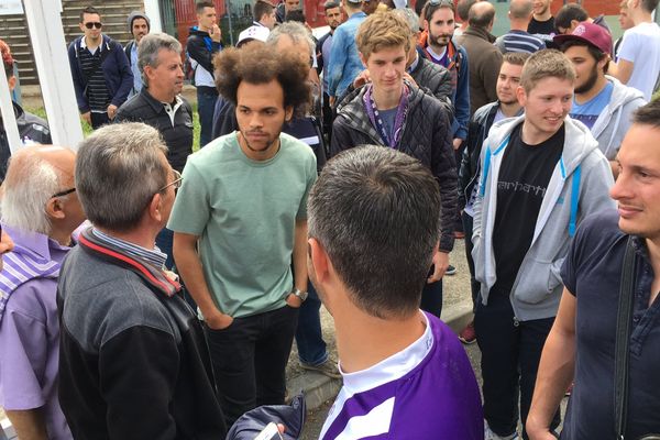 Martin Braithwaite au milieu des supporters toulousains