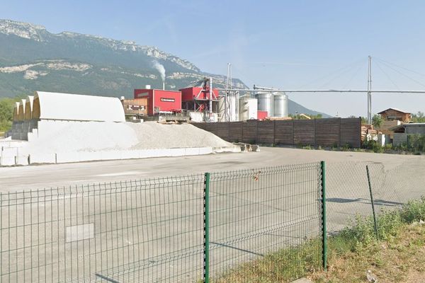 Le feu a pris dans un silo contenant de la sciure de bois