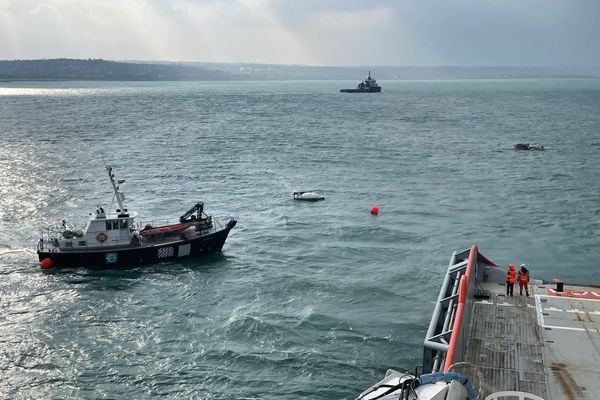 Trois conteneurs, tombés en mer, ont été remorqués par la Marine nationale jusqu'à Cherbourg-en-Cotentin.