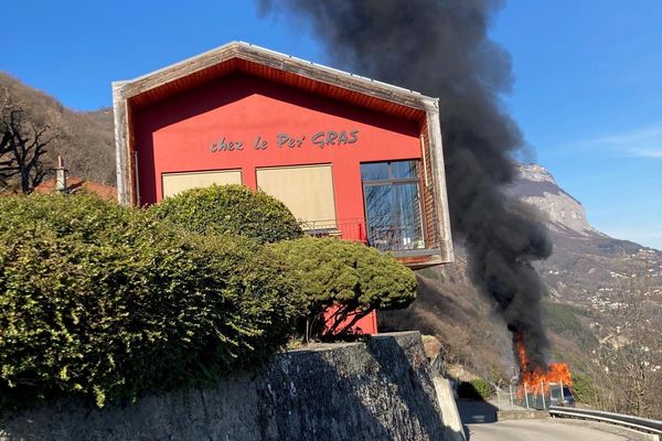 Un incendie est en cours devant le restaurant du Per'Gras à Grenoble - 18 février 2023