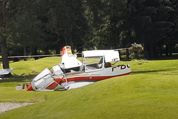 Le 27 mai 2023, un avion Robin DR400 s'écrase en catastrophe sur le green du golf des Tumulus à Laloubère (Hautes-Pyrénées).