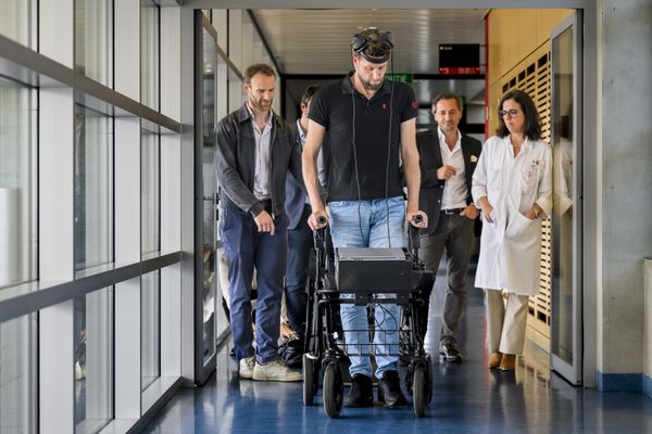 Gert-Jan Oskam, un patient hollandais paraplégique, est capable de remarcher grâce à une innovation franco-suisse.