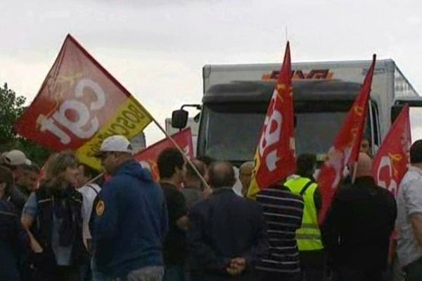 A l'appel de la CGT, les manifestants bloquaient les départs de camions hier soir