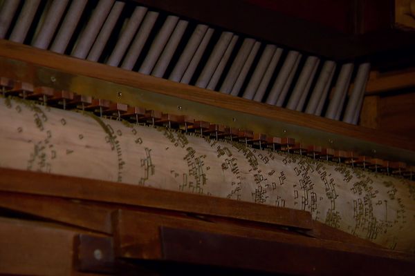 Les petites pièces métalliques actionnent les touches qui font vrombir les tuyaux de l'orgue.