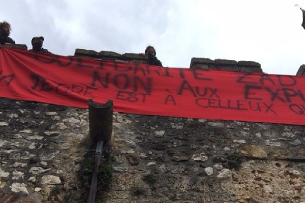 Une banderole a été déployée sur le château de Foix en solidarité avec les zadistes de Notre-Dame-des-Landes 