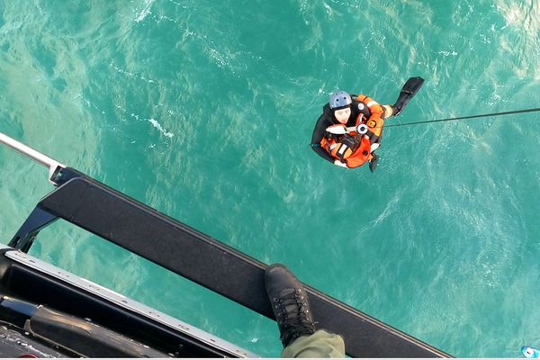 Image du sauvetage de Vianney, véliplanchiste de 27 ans disparu en mer.