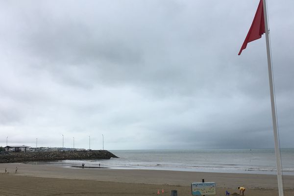 À Royan le drapeau rouge est hissé sur la plage de Foncillon jusqu'à nouvel ordre.