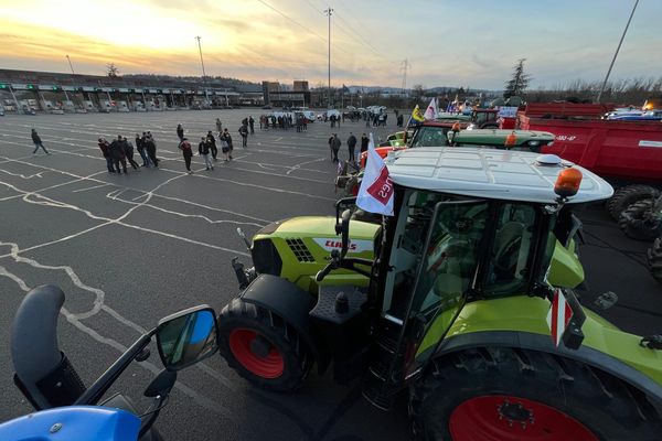 Les agriculteurs en colère au péage de Villefranche sur Saône - lundi 29 janvier 2024