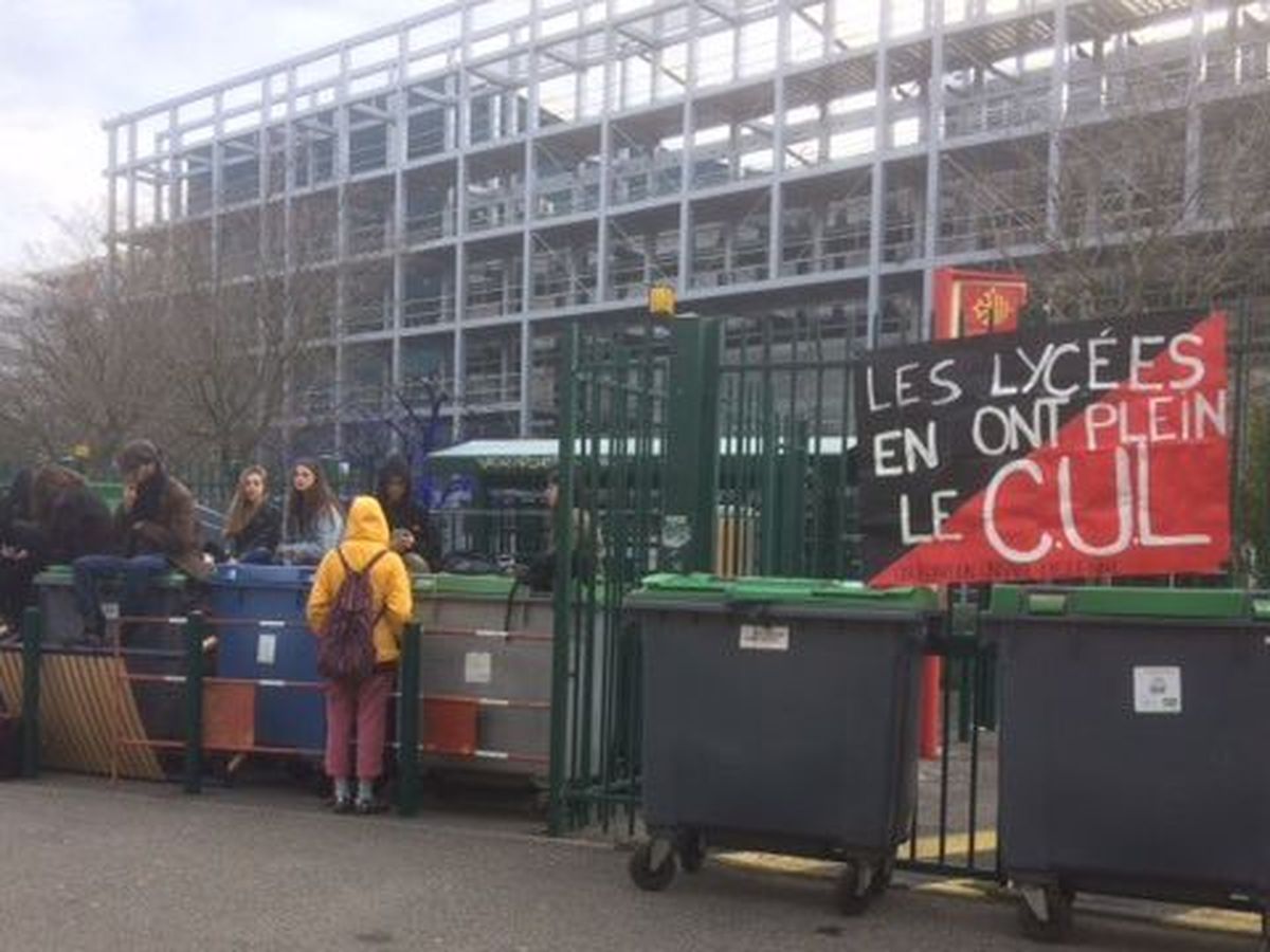 Des lycéens bloquent le lycée des Arènes à Toulouse pour protester contre  la réforme des universités