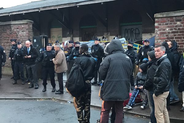 L'évacuation de l'ancienne gare Saint-Sauveur a débuté ce mardi matin.