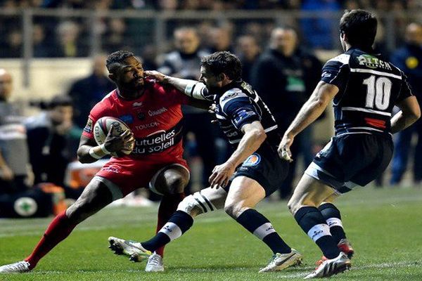 Les brivistes Arnaud Mela et Nicolas Bezy face au toulonnais Jocelino Suta samedi soir au stade Mayol de Toulon.