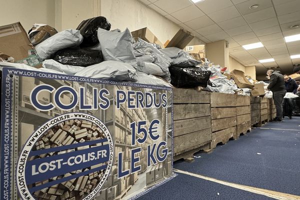 Une nouvelle boutique rue de la République à Rouen propose la vente de colis perdus au kilo.