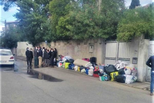 Des familles à la rue ce matin après leur expulsion du squat de la rue du Triolet à Montpellier.