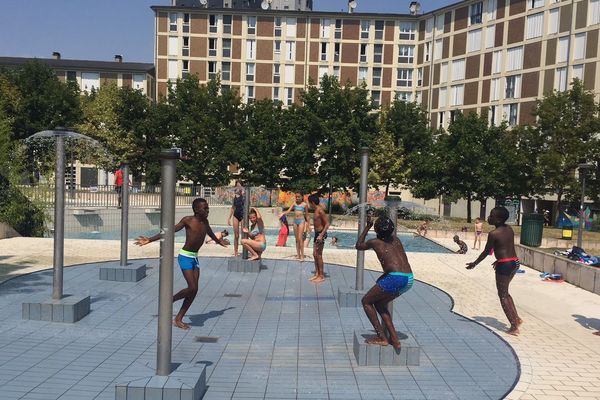 A Reims, à l'initiative de la maison de quartier, des jeux d'eaux ont été installés dans le quartier des Châtillons 