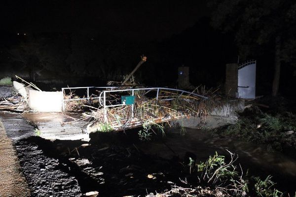 Une passerelle emportée par la violence du courant à La Londe-les-Maures.