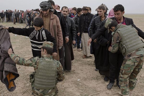 Des hommes du colonel Mustapha Hajer, chef des commandos Zeravani engagés dans la reprise de Sinjar, fouillent les individus ayant fui les secteurs encore contrôlés par Daech. Les attaques-suicides d’éléments infiltrés dans ces familles sont fréquentes.
© Frédéric Lafargue pour Paris Match