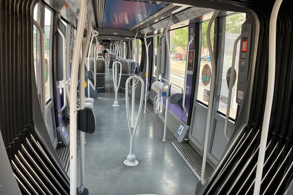 Personne ne se trouve dans cette rame du tramway de la Citura, qui circule à vide avant la reprise effective des dessertes.