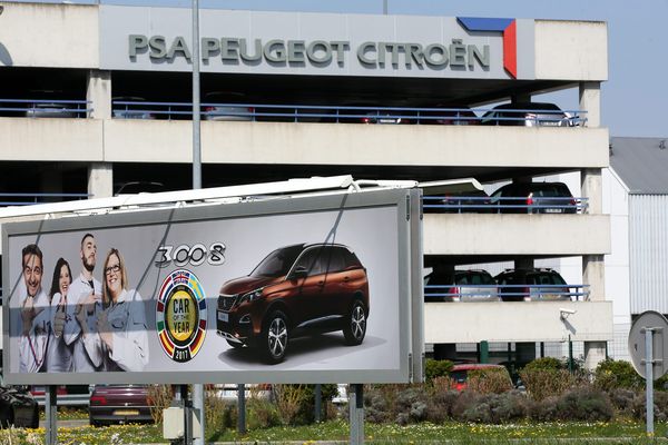  L'entrée de l'usine de Sochaux du constructeur automobile Groupe PSA (ex- PSA Peugeot Citroën ) où sont fabriquées des automobiles Peugeot, Citroën et maintenant Opel.