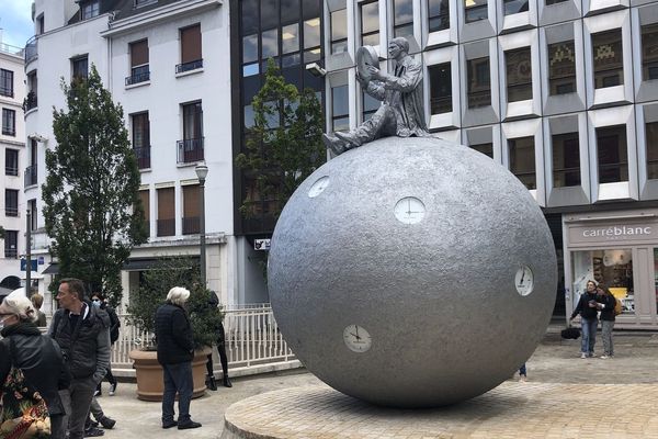 Le Compteur du temps trône désormais place Grangier à Dijon au pied d'un chêne de Bourgogne.