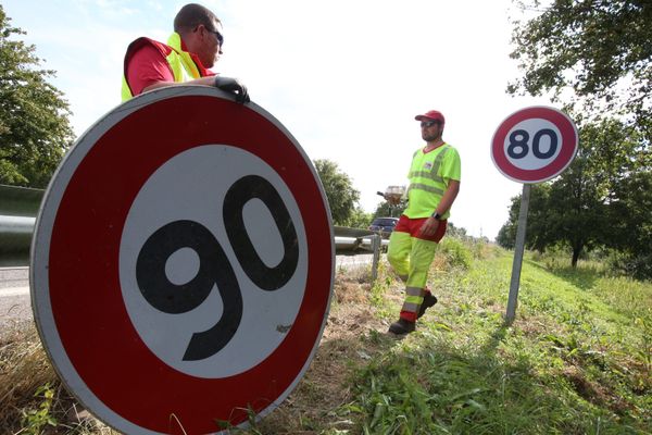 Changement d'un panneau de limitation de vitesse dans le Haut-Rhin en 2018.