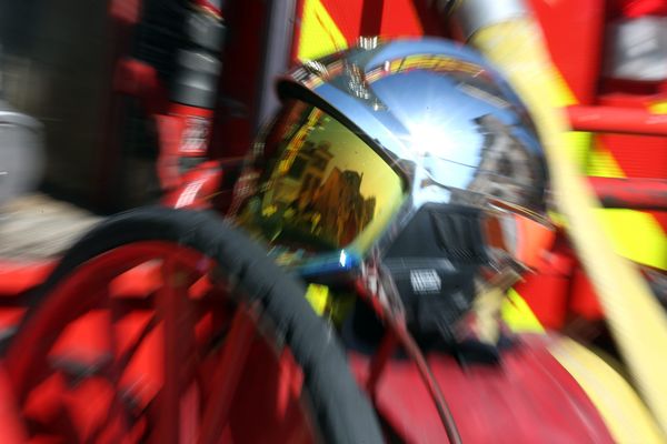 En milieu de journée, les pompiers de Roanne sont toujours sur place pour éviter un nouveau départ de feu 