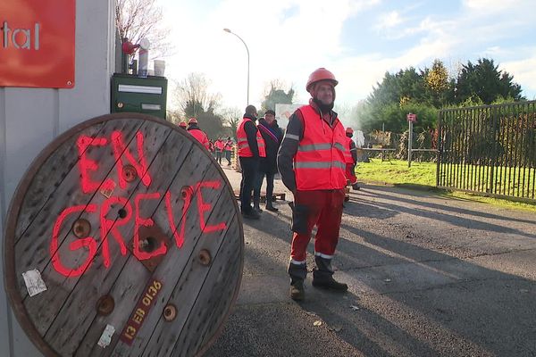 Les salariés se sont mis en grève à l'annonce de la possible fermeture par Arcelor Mittal du site de Denain (Nord).