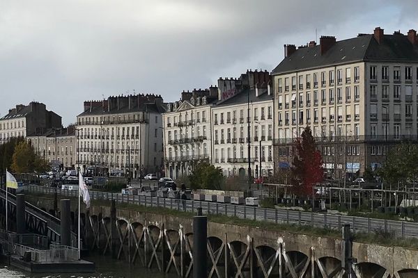 Les immeubles du Quai de la fosse penchent car les pieux sur lesquels ils ont été construits s'enfoncent dans le sol meuble.