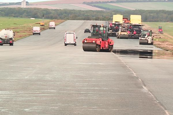 D'importants travaux sont en cours sur la piste de l'aéroport de Troyes.