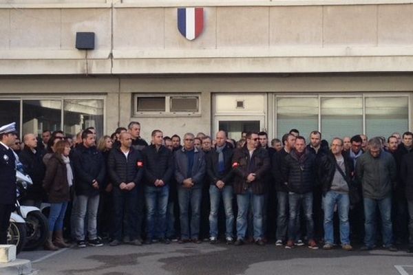 Les policiers marseillais viennent d'observer une minute de silence ce jeudi midi en hommage aux victimes de l'attentat de Charlie Hebdo.