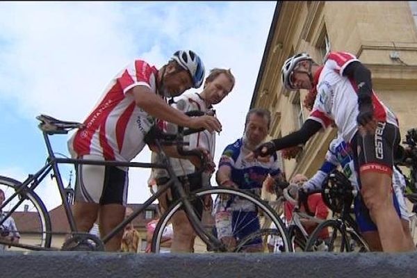 Phil Keoghan et son vélo des années 20 ont fait étape à Pontarlier.