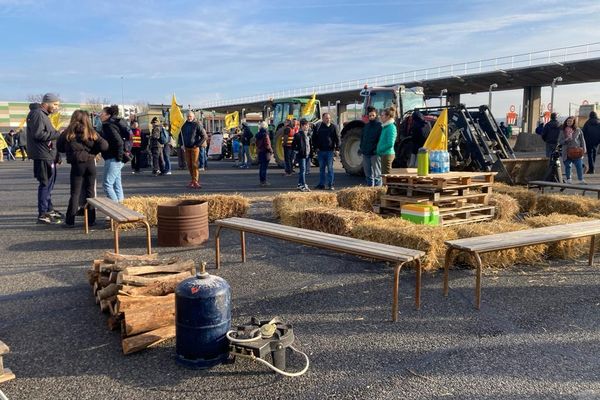 Les voies sont bloquées dans le sens Chambéry-Lyon. Aucun véhicule ne circule depuis ce matin 9 heures